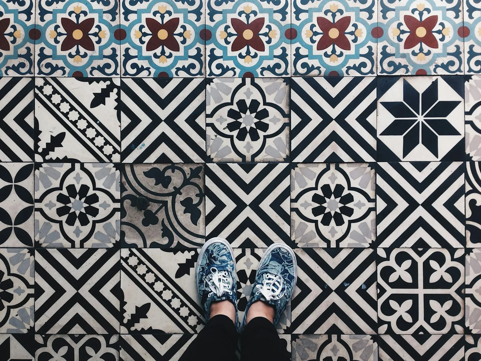 Renter bathroom floor with encaustic patterned peel-and-stick floor tile in black and white
