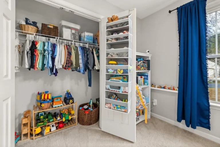 Adjustable over-the-door storage system